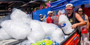 Zware regenval leidt ertoe dat het dak van een winkel in New Jersey instort terwijl de hittegolf uitbreekt