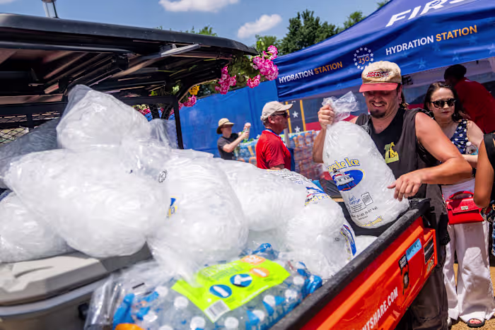 Zware regenval leidt ertoe dat het dak van een winkel in New Jersey instort terwijl de hittegolf uitbreekt