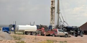 Aannemers die een grensmuur bouwen, krijgen de opdracht te stoppen met het boren van putten in het door droogte geteisterde New Mexico