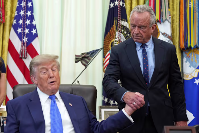 Artsen zeggen dat het vaccinbevel van Trump angst zal wekken, verwarring zal veroorzaken en kinderen in gevaar zal brengen