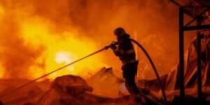 Bij een Russisch spervuur ​​in de Oekraïense hoofdstedelijke regio komen zeventien mensen om, omdat de luchtverdediging tekort schiet