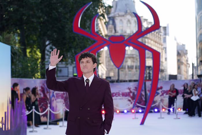 Box Office: 'Spider-Man' blijft bovenaan terwijl twee dinofilms strijden om de derde plaats