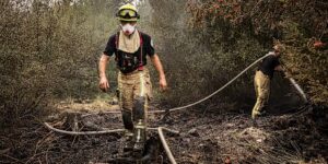 Brandweerlieden bestrijden bosbranden in België en Griekenland, waarbij twee doden vallen op een eiland in de buurt van Athene