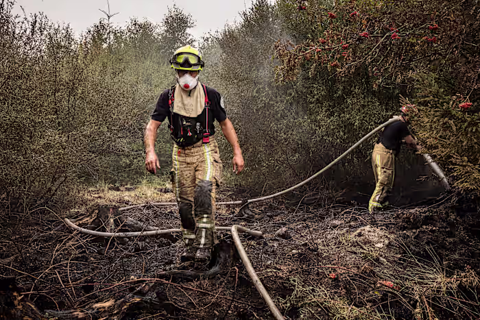 Brandweerlieden bestrijden bosbranden in België en Griekenland, waarbij twee doden vallen op een eiland in de buurt van Athene