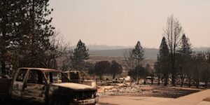 Brandweerlieden krijgen grip op de bosbranden in Spokane terwijl tienduizenden nog steeds geëvacueerd zijn
