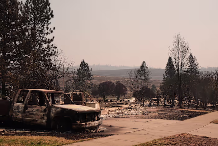 Brandweerlieden krijgen grip op de bosbranden in Spokane terwijl tienduizenden nog steeds geëvacueerd zijn