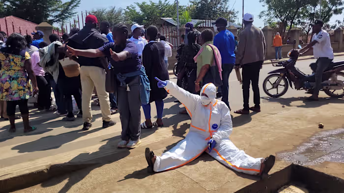 Congo houdt 200 bootpassagiers in de buurt van Kinshasa in de gaten nadat een reiziger sterft met ebola-achtige symptomen