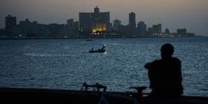 Cubanen slapen op de promenade aan zee om verlichting te zoeken van de verlammende stroomuitval en de zomerse hitte