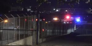 DPS: Bestuurder gearresteerd nadat de achtervolging eindigt met een crash door de luchthavenpoort van San Antonio op de landingsbaan