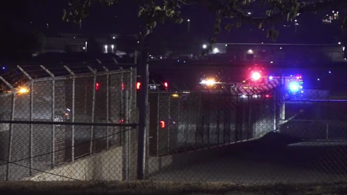 DPS: Bestuurder gearresteerd nadat de achtervolging eindigt met een crash door de luchthavenpoort van San Antonio op de landingsbaan