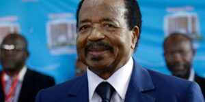 De Kameroense president Biya keert terug na een lang verblijf in het buitenland, wat aanleiding geeft tot gezondheidsproblemen