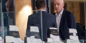 De UEFA handhaaft de dreiging van een boycot van het WK na de crisisbijeenkomst van Gianni Infantino