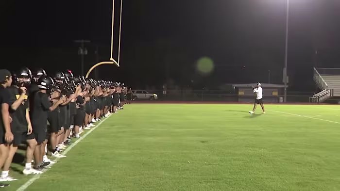 'De energie is anders': Lytle, Holy Cross houdt middernachtoefeningen om de herfsttraining te starten