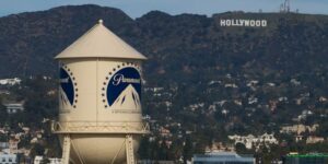 De rechter zegt dat Paramount en Warner de fusie minstens twee weken moeten stopzetten en het verzoek van de staten moeten inwilligen