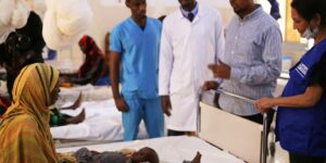 Duizenden mensen ontvluchten de jarenlange droogte in Somalië, terwijl de honger toeneemt en de hulp afneemt