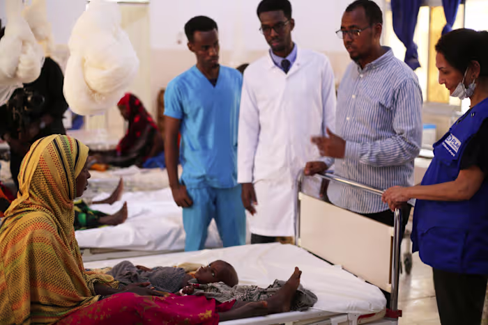Duizenden mensen ontvluchten de jarenlange droogte in Somalië, terwijl de honger toeneemt en de hulp afneemt