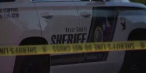 Een echtpaar gearresteerd in verband met een lichaam gevonden in plastic verpakt in een kast in West-Bexar County, zegt een bron