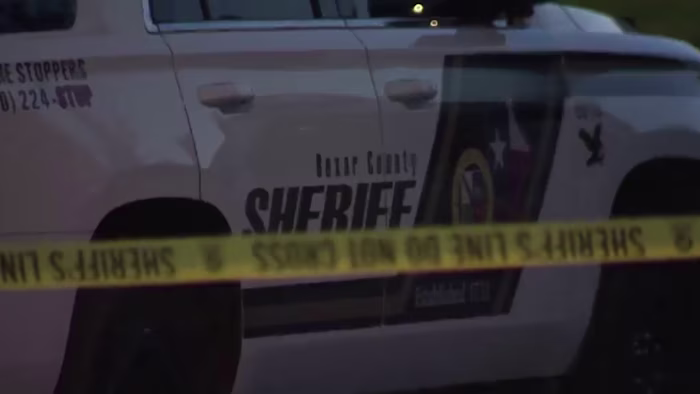Een echtpaar gearresteerd in verband met een lichaam gevonden in plastic verpakt in een kast in West-Bexar County, zegt een bron