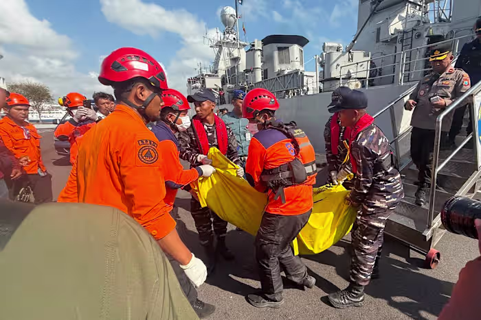 Een onbekend aantal mensen wordt vermist nadat bij een brand op een Indonesische veerboot vijf mensen omkwamen