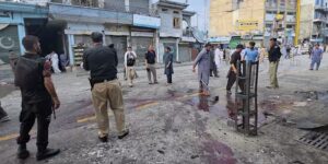Een zelfmoordterrorist treft een antimilitante bijeenkomst in het noordwesten van Pakistan, waarbij minstens veertien doden vallen