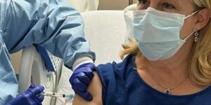 Er wordt getest met vaccins om broedende darmkanker te onderscheppen voordat deze wortel schiet