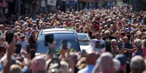 Fans van Bonnie Tyler staan ​​langs de straten van een dorp in Wales terwijl haar kist thuis wordt gebracht