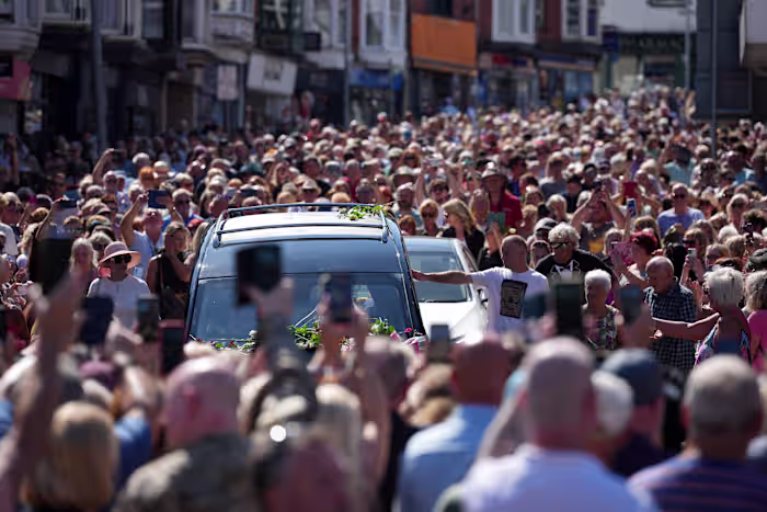 Fans van Bonnie Tyler staan ​​langs de straten van een dorp in Wales terwijl haar kist thuis wordt gebracht