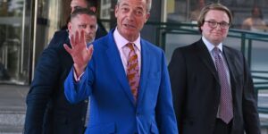 Farage uit het Verenigd Koninkrijk zegt dat hij zal aftreden als wetgever en herverkiezing zal zoeken te midden van beschuldigingen van donaties