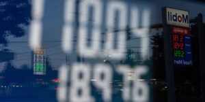 Grote oliemaatschappijen oogsten enorme winsten nu de strijd tussen de VS en Iran de energieprijzen omhoog drijft