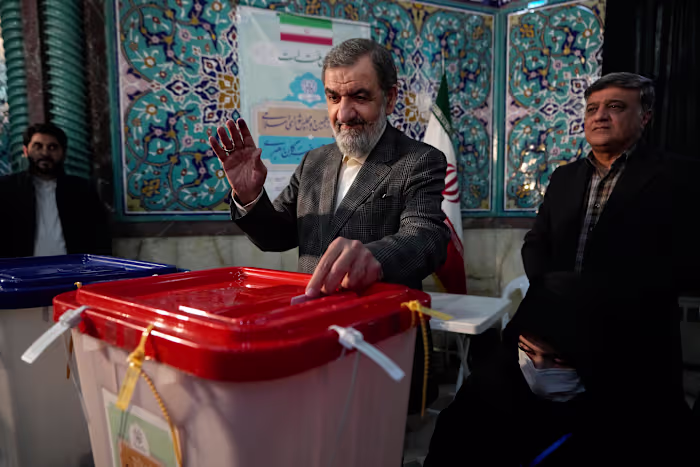 Het Iraanse veiligheidshoofd bedreigt zijn buren tegen economische maatregelen en andere ontwikkelingen in het Midden-Oosten