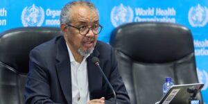 Het hoofd van de WHO zegt dat de ebola-uitbraak de reactiesnelheid overtreft nu hulpverleners staken vanwege de lonen