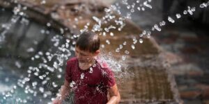 Het leven is niet langer zo eenvoudig: hoe zorgeloze dromen over de ‘zomertijd’ vervagen in de hitte van 2026