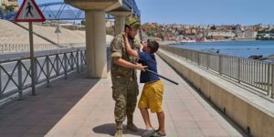 Honderden migrantenkinderen zijn na een massale oversteek gestrand in het Spaanse Ceuta