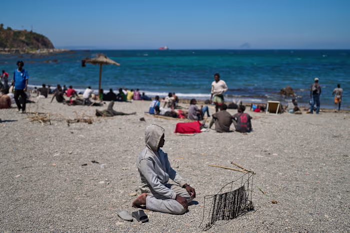 In Ceuta houden sommige migranten vast aan de hoop ooit het vasteland van Spanje te bereiken