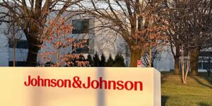 Johnson & Johnson stelt een talkschikking van $5,5 miljard voor om een ​​einde te maken aan de juridische strijd op de marathon