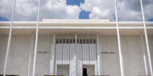 Kennedy Center vertelt de rechtbank dat het niet zal proberen de naam van Trump vóór 8 september in het gebouw te herstellen