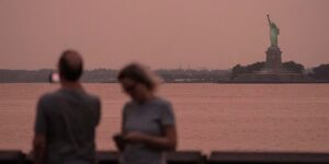 Klimaatverandering heeft de omstandigheden geschapen voor branden in Canada, zeggen wetenschappers, terwijl Trump wanbeheer de schuld geeft