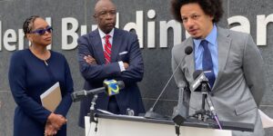 Komieken Eric André en Clayton English schikken een rechtszaak over een drugszoekprogramma op de luchthaven van Atlanta