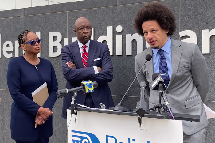 Komieken Eric André en Clayton English schikken een rechtszaak over een drugszoekprogramma op de luchthaven van Atlanta