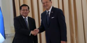 Leider van de door het leger gesteunde regering van Myanmar zoekt politieke legitimiteit tijdens zijn bezoek aan Thailand
