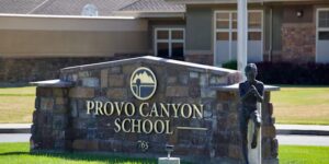 Licentie ingetrokken voor kostschool in Utah, waar Paris Hilton zegt dat ze als tiener is misbruikt
