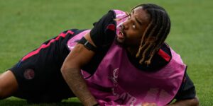 Liverpool bereikt overeenstemming met PSG over een deal ter waarde van $166 miljoen om Bradley Barcola te contracteren, zeggen bronnen bij AP