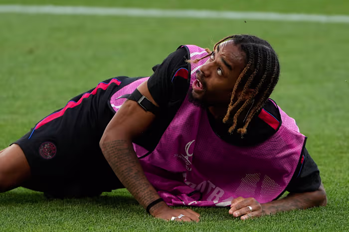Liverpool bereikt overeenstemming met PSG over een deal ter waarde van $166 miljoen om Bradley Barcola te contracteren, zeggen bronnen bij AP