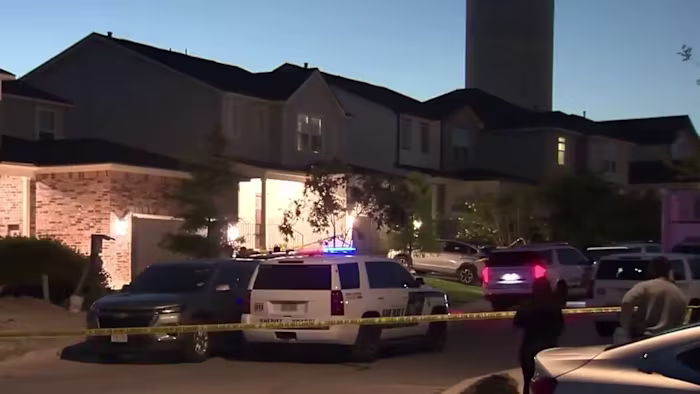 ME's kantoor identiteitsbewijs gevonden in plastic verpakt in huis in west Bexar County, beschouwt de dood als moord