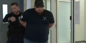 Man gearresteerd voor het online benaderen van minderjarigen na een undercoveroperatie, zegt de sheriff van Bexar County
