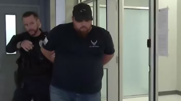 Man gearresteerd voor het online benaderen van minderjarigen na een undercoveroperatie, zegt de sheriff van Bexar County