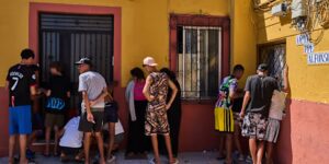 Marokkaanse gezinnen zoeken vermiste dierbaren na de stroom migranten naar het Spaanse Ceuta