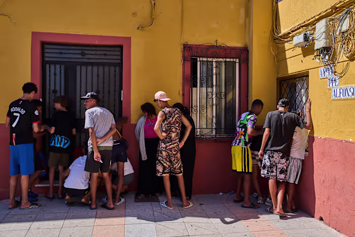 Marokkaanse gezinnen zoeken vermiste dierbaren na de stroom migranten naar het Spaanse Ceuta