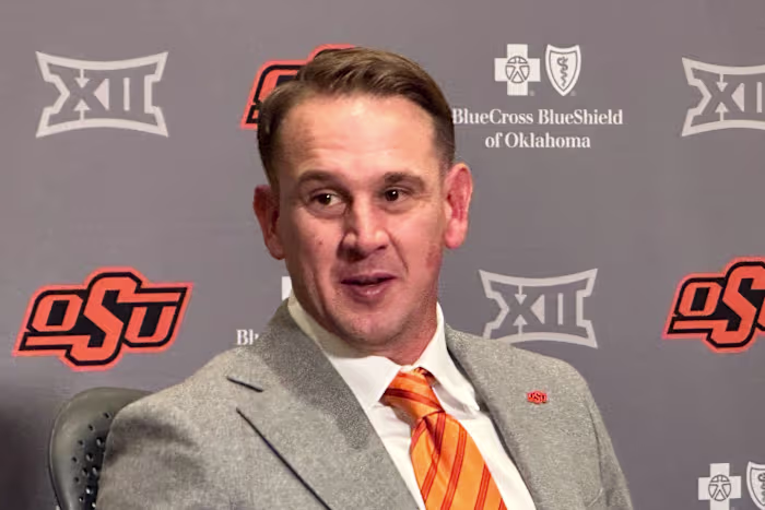Met een hele reeks nieuwe gezichten wil de nieuwe voetbalcoach van Oklahoma State het programma weer op de rails krijgen
