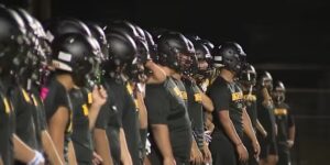 Middernachttrainingen openen het voetbalseizoen van de middelbare school in Texas